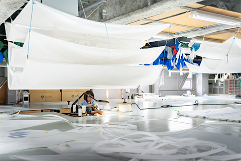 帆的缝制工序在 ”放样室”里完成